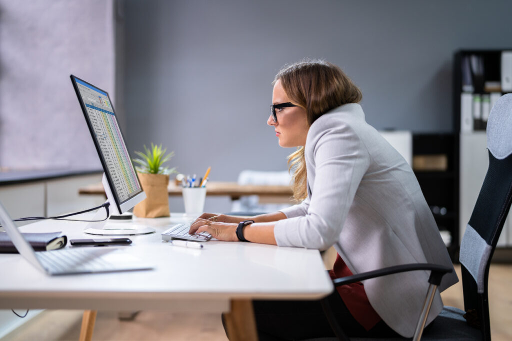 Ergonomia w Biurze – Sprawdź, Czy Pracujesz w Zdrowych Warunkach!